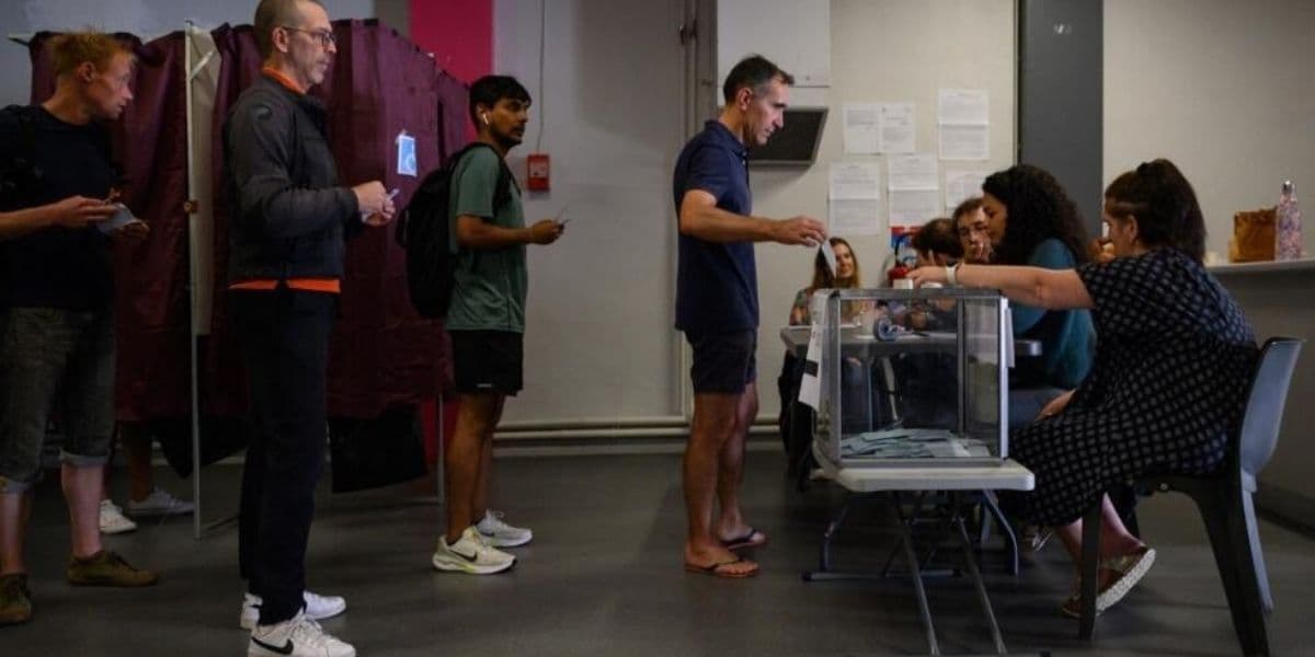 Bureau de vote lors des élections législatives en France, 7 juillet.