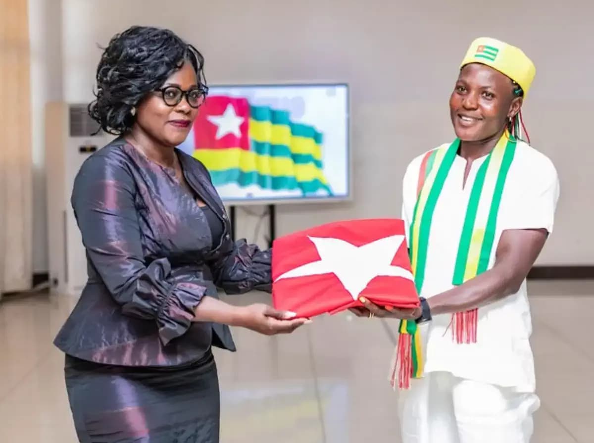 Remise du drapeau national aux athlètes béninois pour les JO Paris 2024.