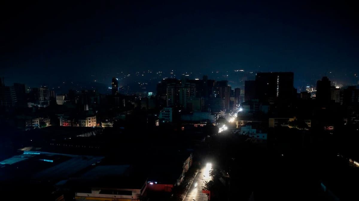 Coupures d'électricité au Venezuela, impact sur la population et accusations de sabotage par le gouvernement.