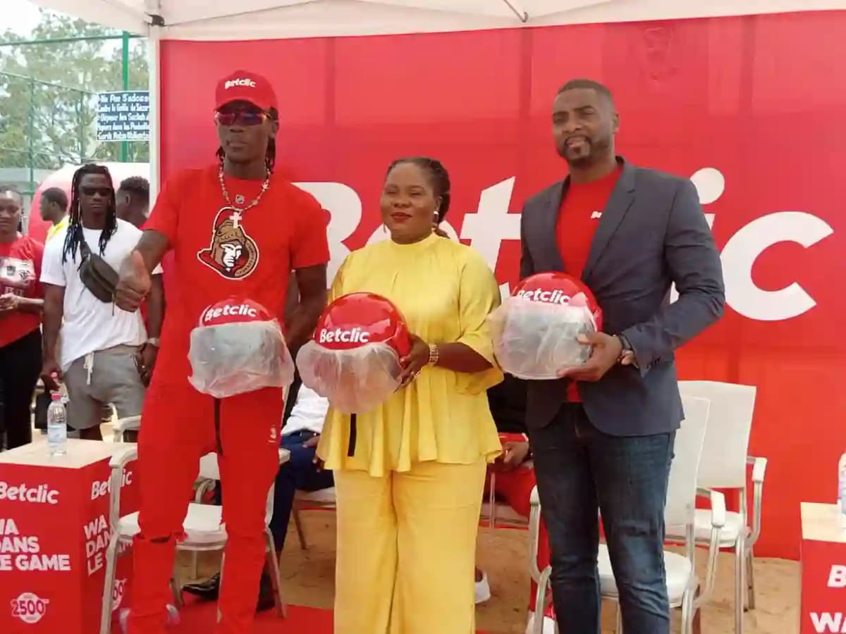 Betclic fait don de Casques aux Zémidjan