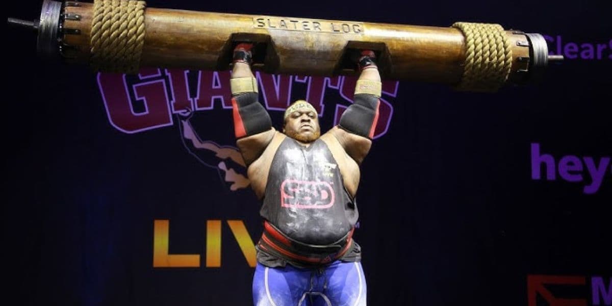 Iron Biby levant un log de 231 kg lors de son record mondial à Birmingham 2024.