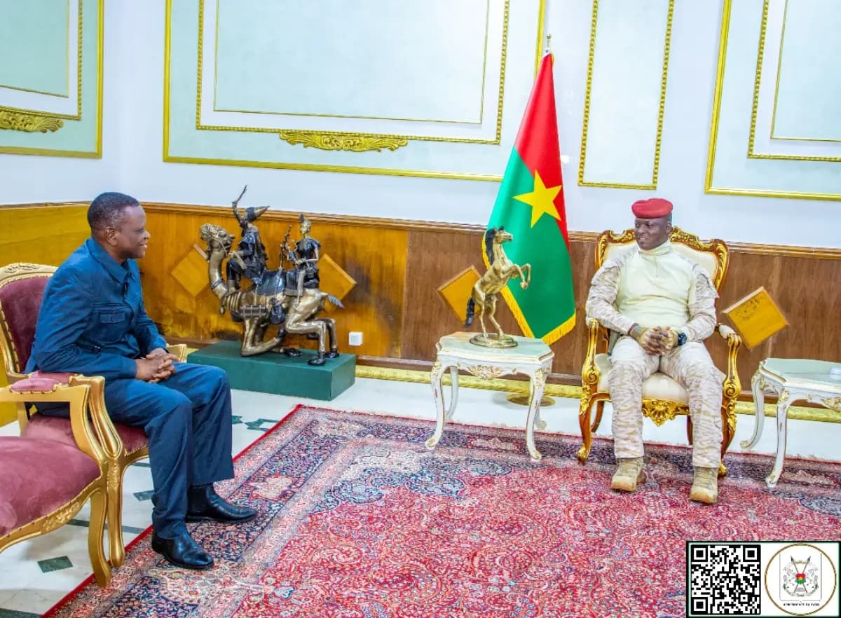 Ibrahim Traoré et l'Ambassadeur du Ghana lors d'une rencontre diplomatique.