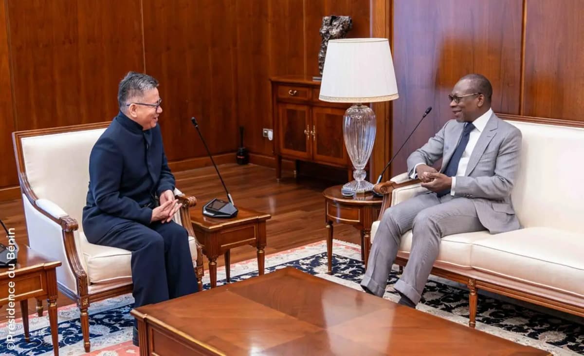 Patrice Talon et l'ambassadeur chinois Peng JINGTAO lors d'une rencontre diplomatique.