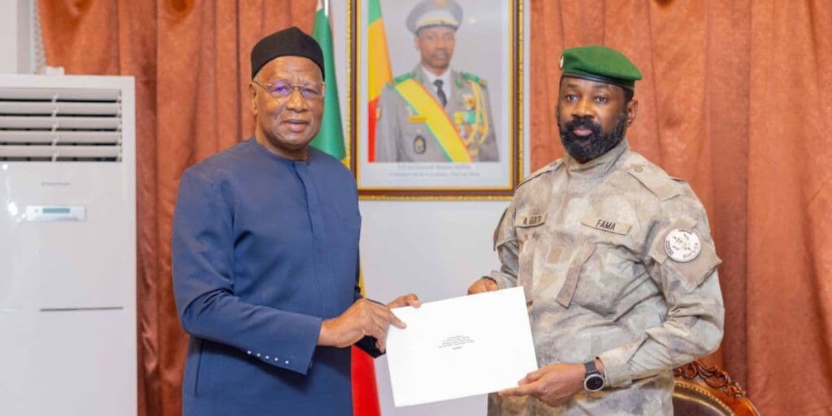 Pr Abdoulaye Bathily, envoyé spécial du président sénégalais, reçu par Assimi Goita Ã  Bamako le 17 octobre 2024