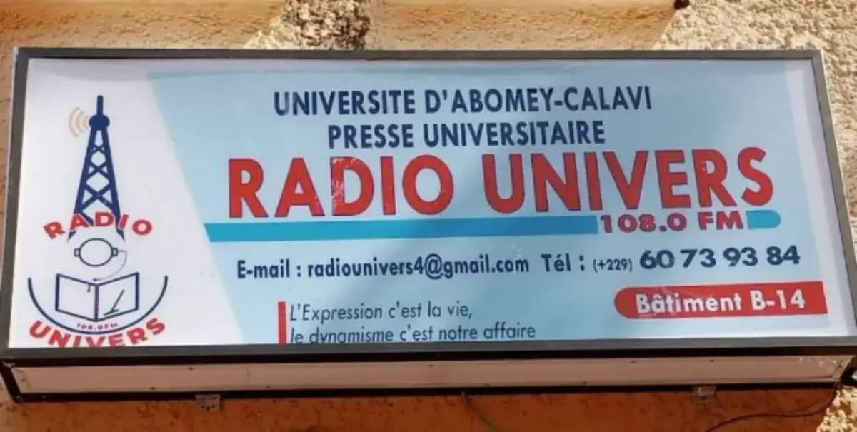 Enseigne de Radio Univers, Bénin, avec le logo Fraternité .bj.