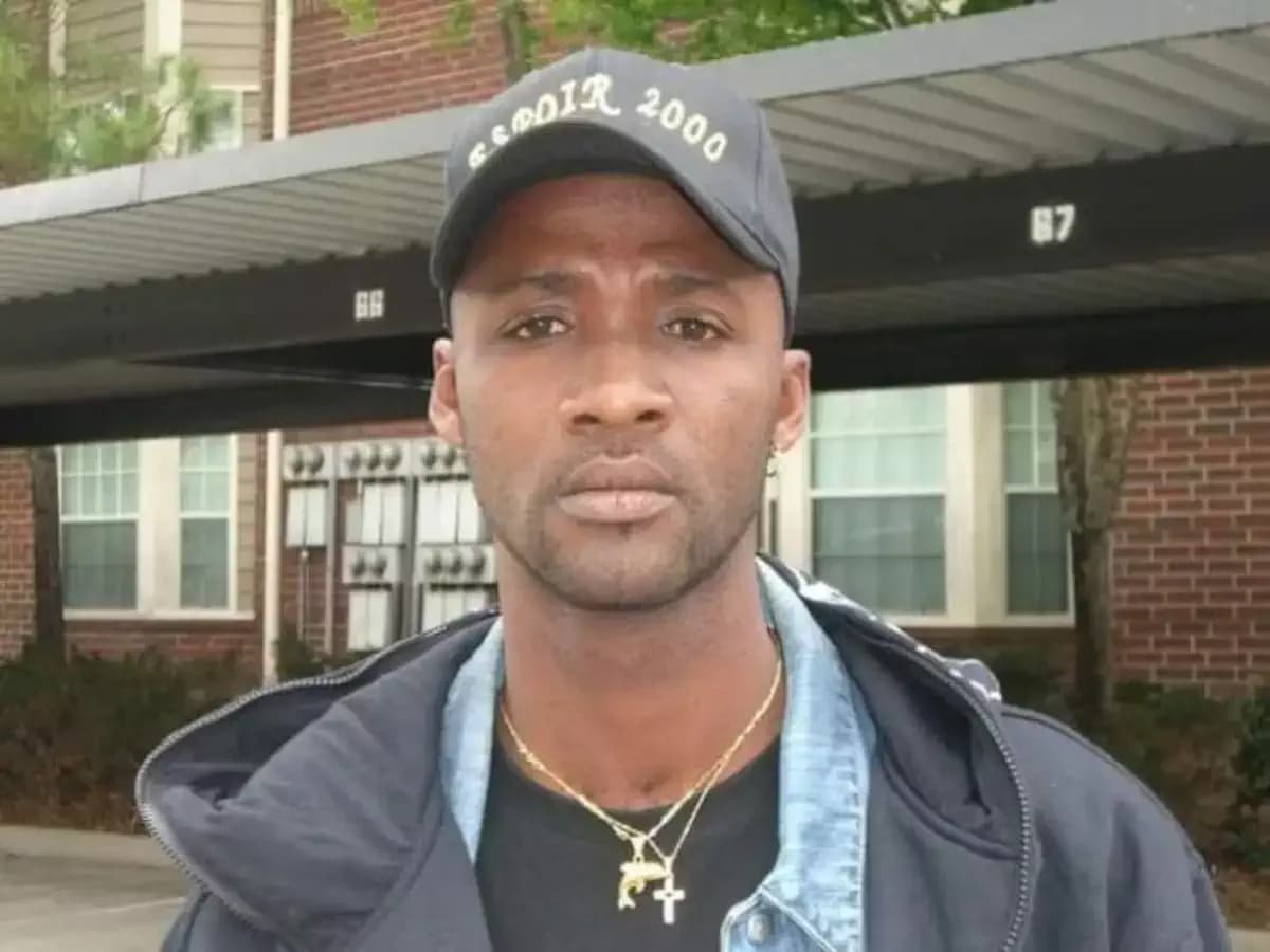 Valéry du groupe Espoir 2000, célèbre artiste ivoirien, portrait en pleine performance.