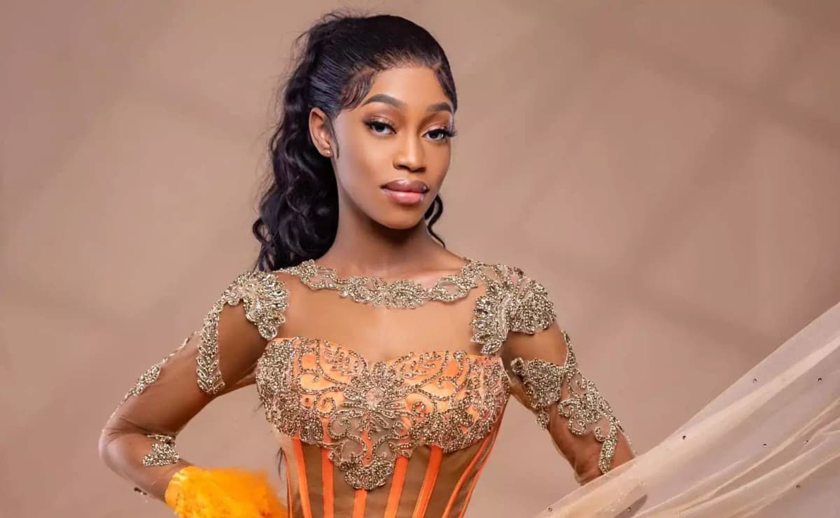 Kim Makosso lors de l'événement Miss Africa Belgium, souriante et élégante.