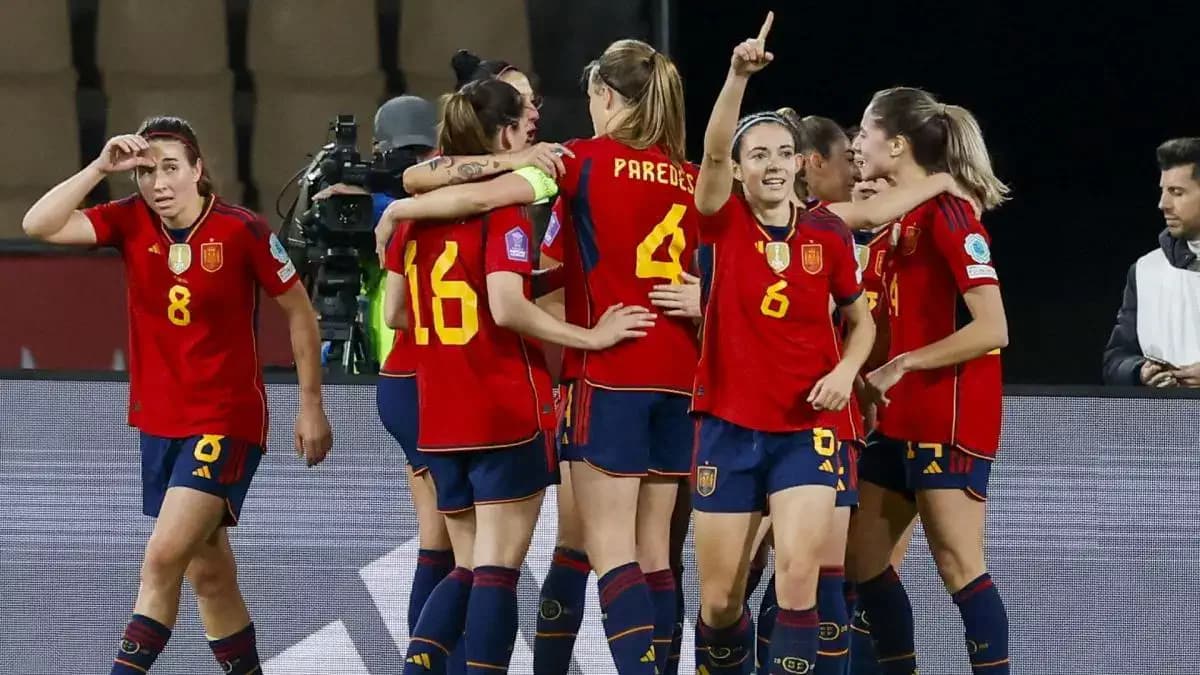 L'équipe féminine d'Espagne célèbre sa victoire face Ã  la France