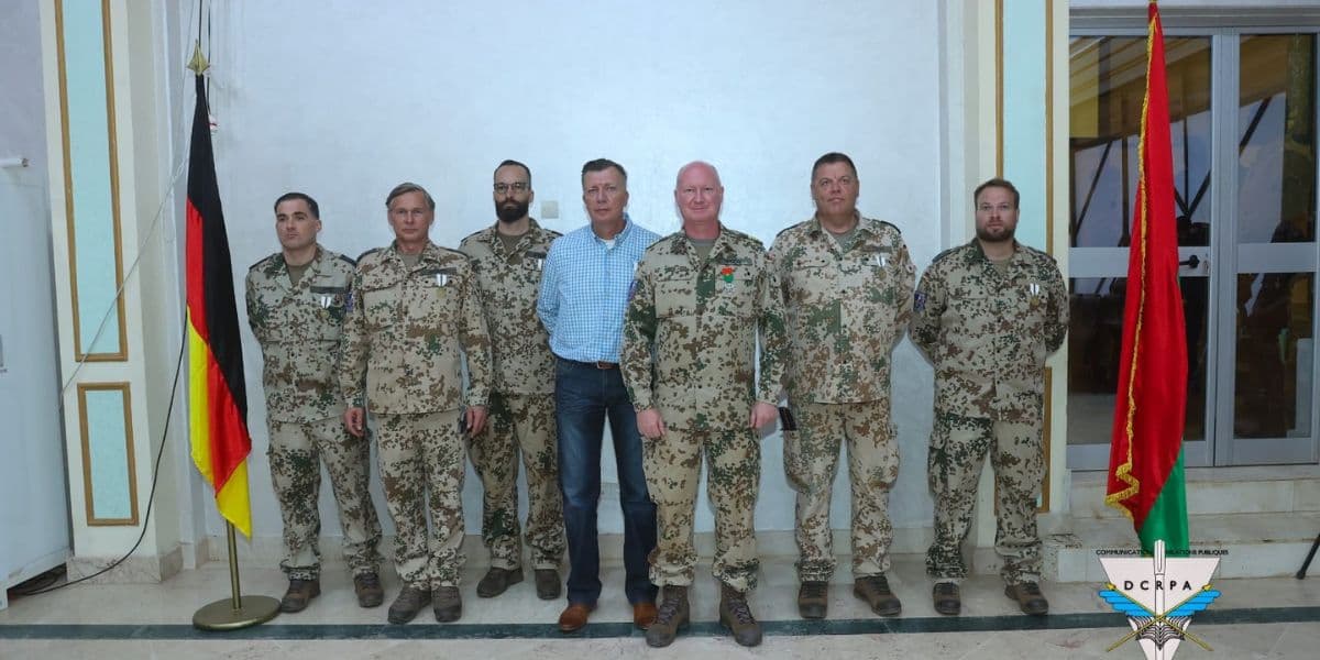Burkina Faso : l’armée honore les coopérants militaires allemands pour leur engagement