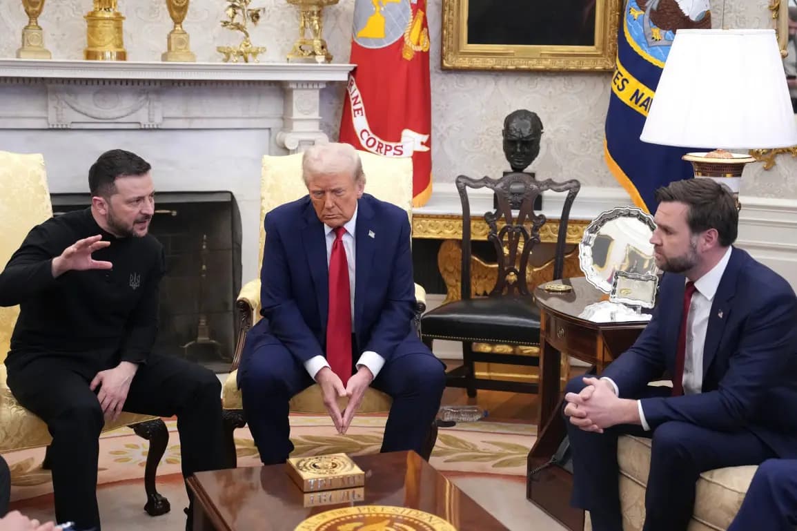 Volodymyr Zelensky, Donald Trump et J.D Vance dans le bureau ovale à la Maison Blanche, vendredi 28 février 2025.