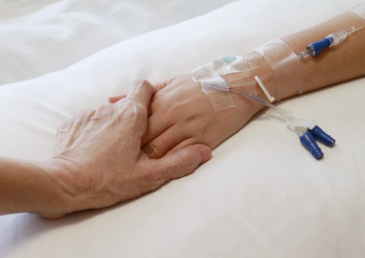 Patient à l'hôpital discutant du droit à l'aide à mourir, ambiance de santé et de soutien.