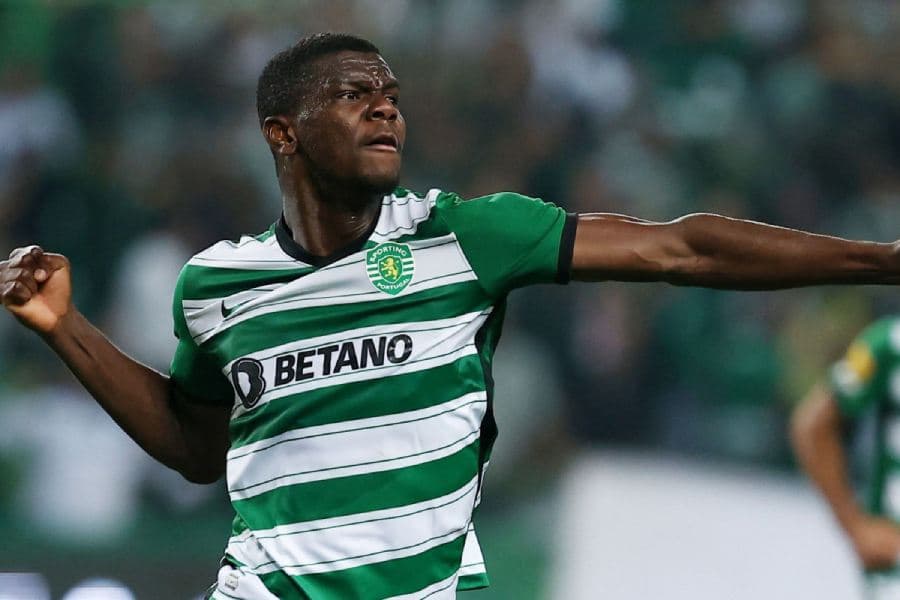 Ousmane Diomande en action sur le terrain de football, maillot ivoirien, concentré sur le jeu.