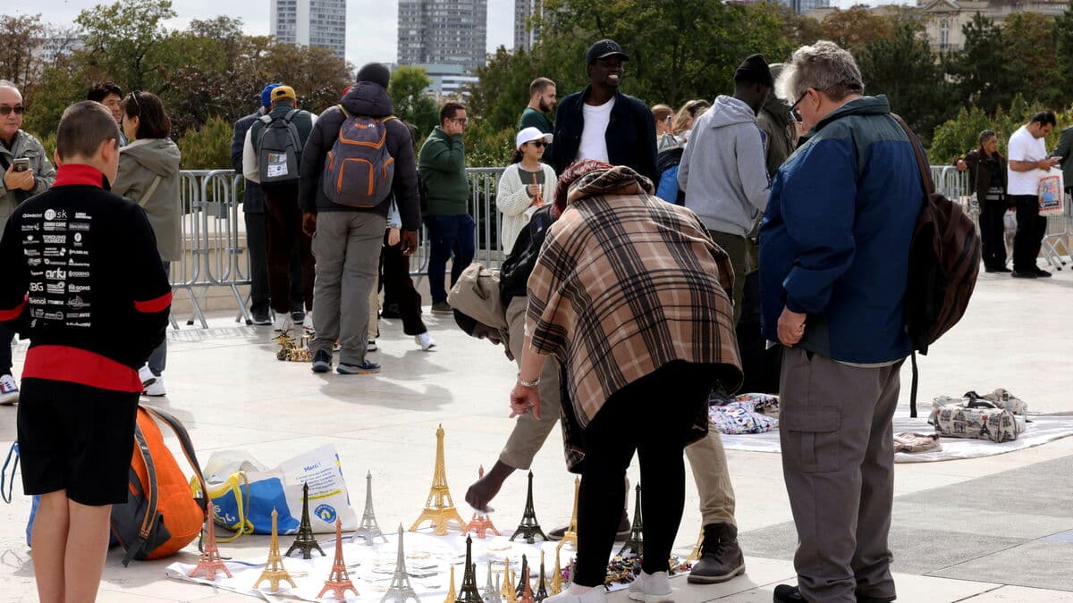 Paris : deux touristes américains agressés avec des répliques de la Tour Eiffel