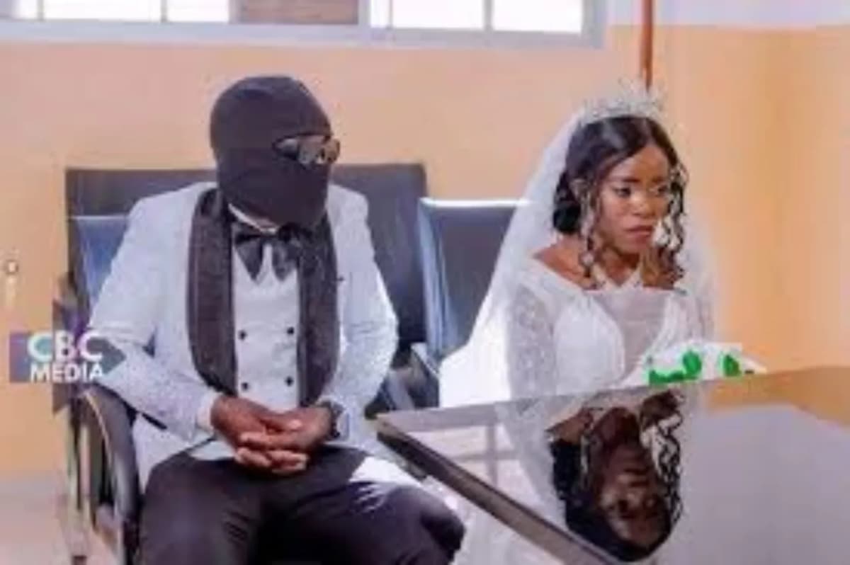 Cet homme se présente cagoulé à son mariage