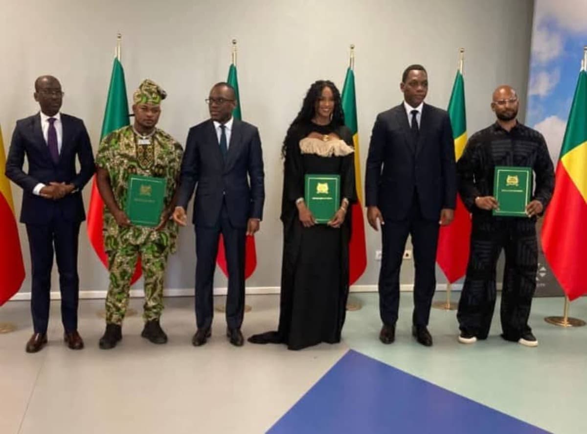 Trois Afro-descendants reçoivent leurs attestations de nationalité béninoise.