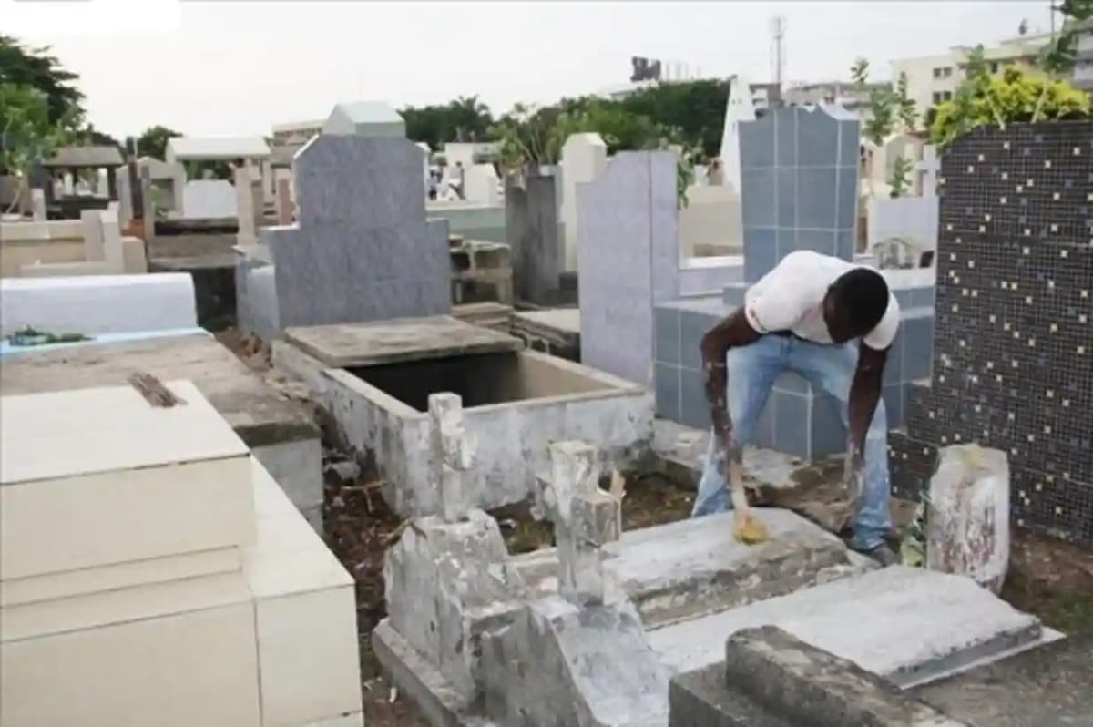 Bénin: un homme arrêté pour vol de plus de 100 plaques de tombeaux au cimetière PK14