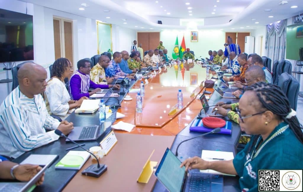 Burkina Faso : Le Conseil des ministres dissout les partis et adopte un nouveau référentiel national de développement