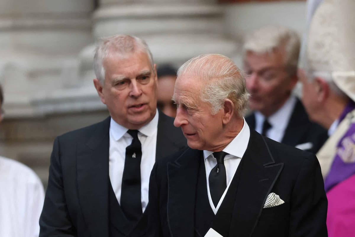 Charles III retire titres, honneurs et résidence au prince Andrew