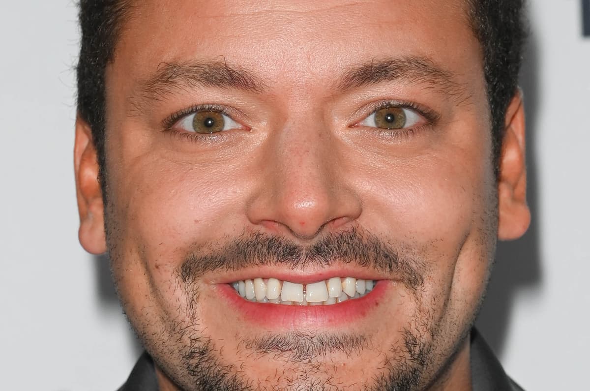 Kev Adams : que font ses frères Noam et Lirone