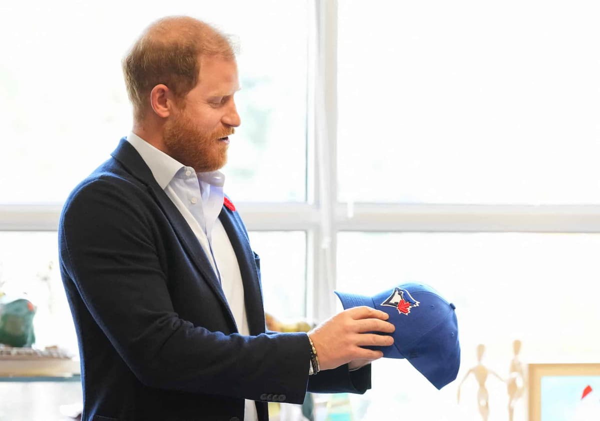 Le prince Harry critiqué pour sa casquette et sa tenue, il présente un mea-culpa