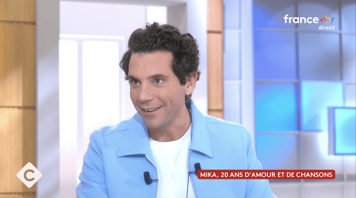 Mika annonce la mort de sa chienne en direct sur C à vous
