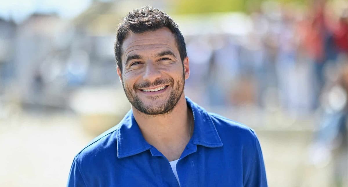 Amir reçoit une lettre du gouvernement annonçant sa nomination au grade d’officier de l’ordre des Arts et des Lettres