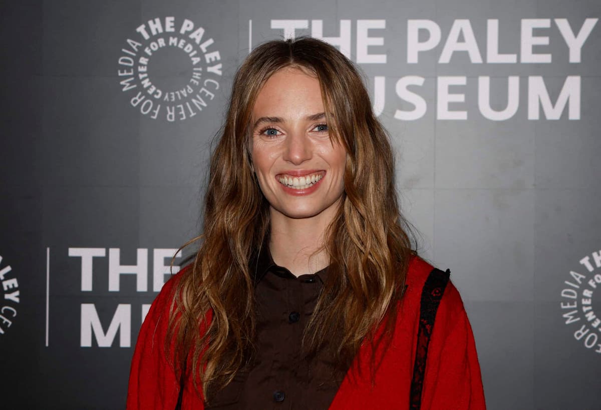 Maya Hawke a dit oui pour la Saint‑Valentin entourée d’Uma Thurman et d’Ethan Hawke