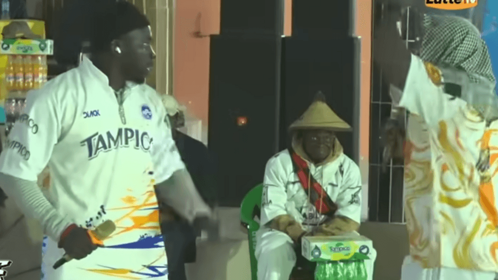 Sénégal : sur un plateau télé, Petit Baye Fall frappe Boy Dakar avant un combat