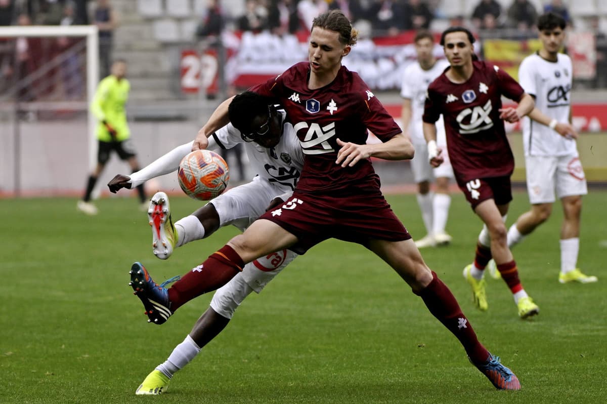 Adam Marchal signe son premier contrat professionnel avec le FC Metz