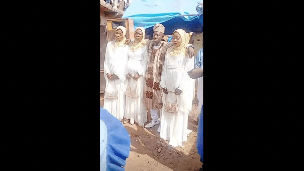 Un homme se marie avec trois femmes lors de la même cérémonie