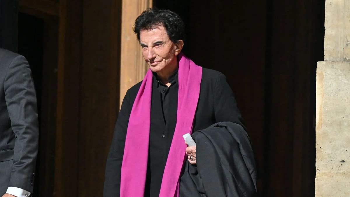 Jack Lang fait visiter son appartement où il fait à manger dans sa petite cuisine depuis plus de 40 ans