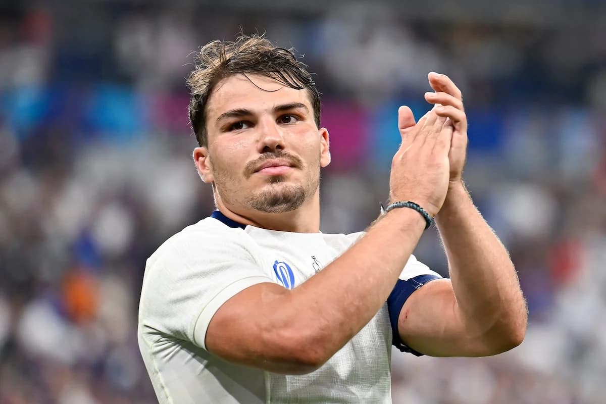 Antoine Dupont, compagnon d’Iris Mittenaere, défend la cause LGBTQIA+ et évoque « un gay dans l’équipe »