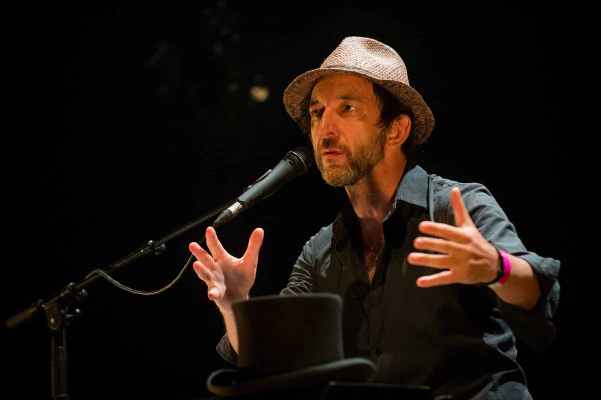 Arthur H : souvenirs d’un Paris « plus populaire » et d’hôtels particuliers « inhabités et en ruine »