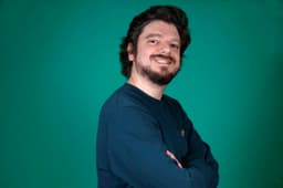 Greg Guillotin de retour sur W9 avec Le Pire Stagiaire, un peu plus d’un an après la fermeture de C8