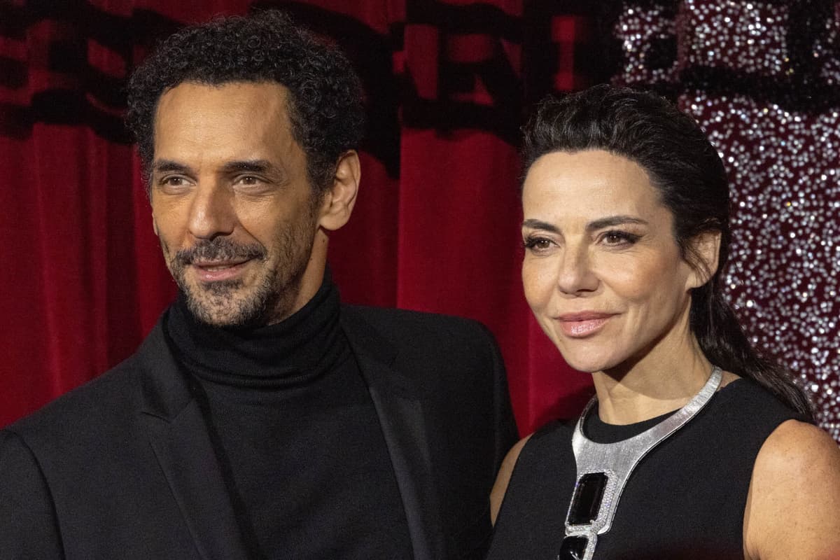 Sandra Sisley montre les images du cambriolage à la télévision