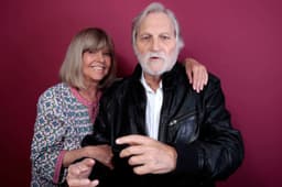 Chantal Goya et Jean-Jacques Debout : château médiéval, maison de maître, hangar