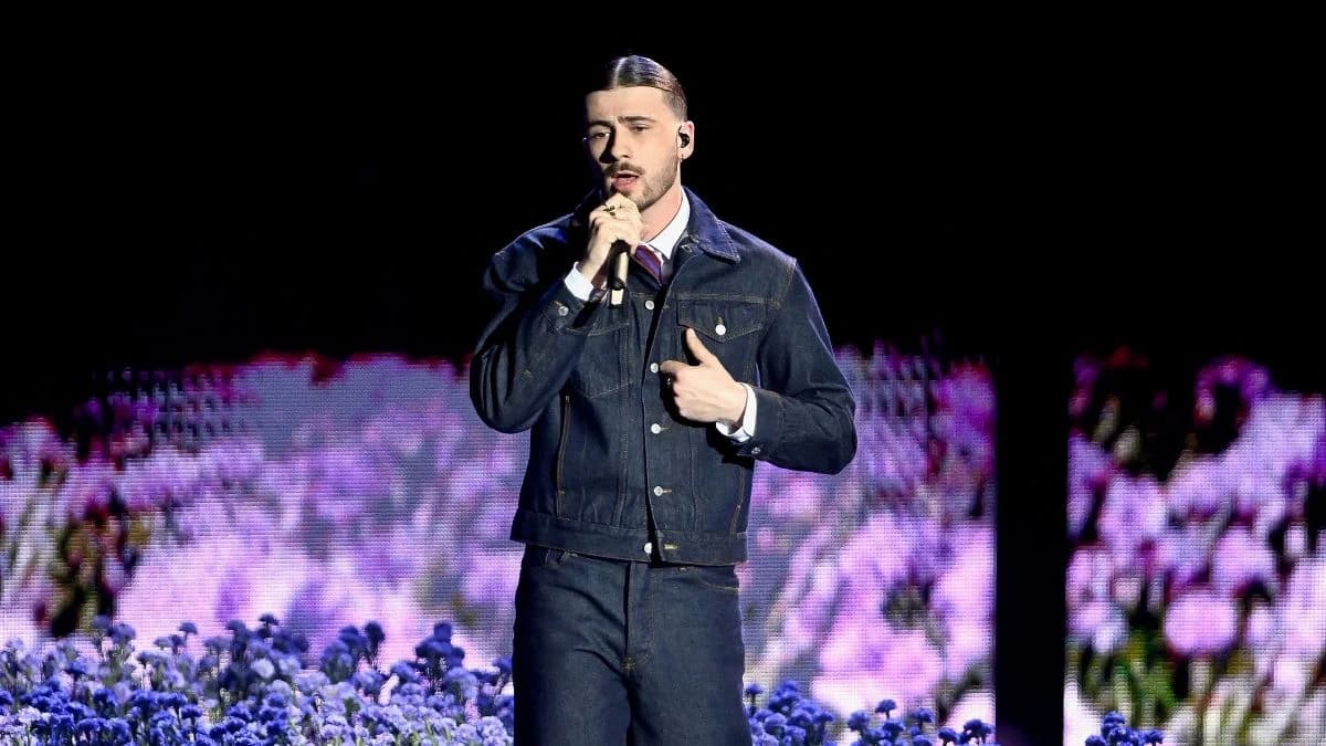 Pierre Garnier se coupe à la main en ouvrant un emballage avec un couteau de cuisine