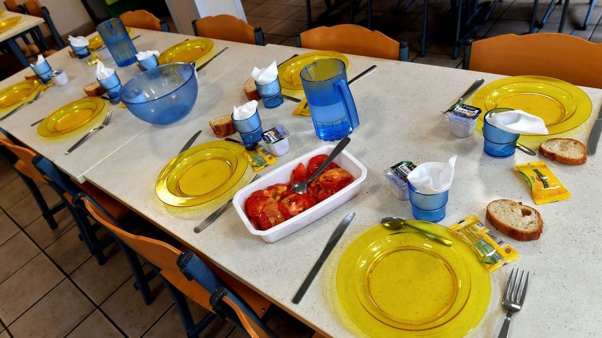 Des élèves infirmières se battent pour du repas et renversent les marmites (vidéo)