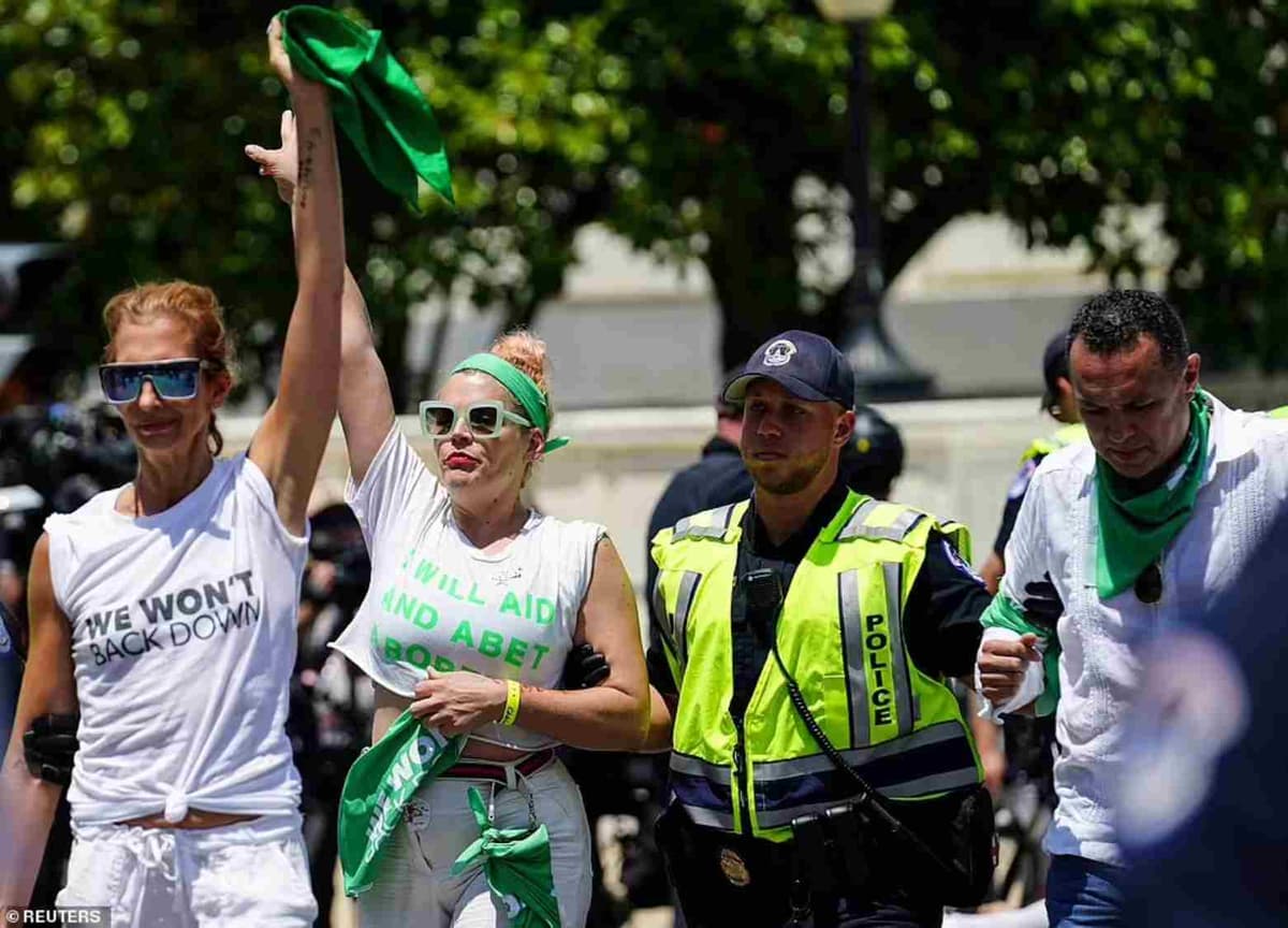 Droit à  l’avortement: l’actrice américaine Busy Philipps arrêtée par la police