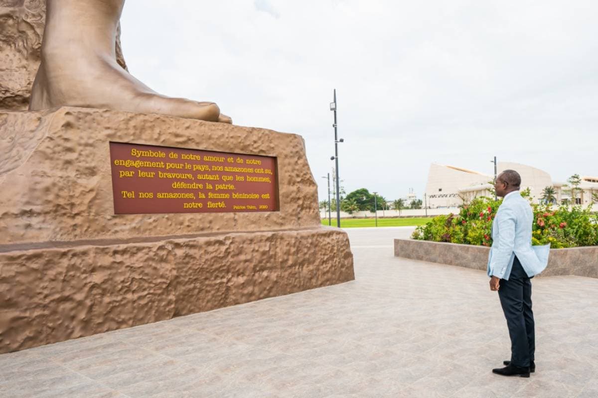 A travers la statue de l’Amazone, Patrice Talon salue la bravoure des femmes béninoises