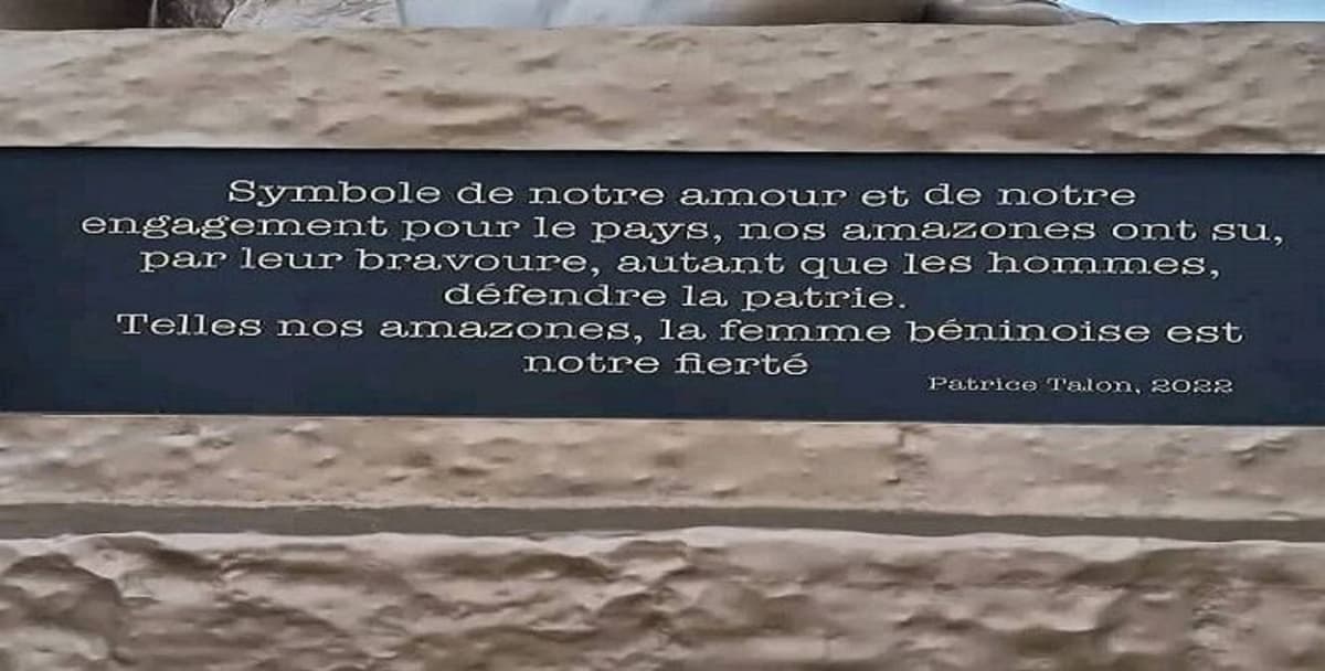Bénin: après la polémique, le mot « tel » corrigé sur l’épigraphe de la statue de l’Amazone