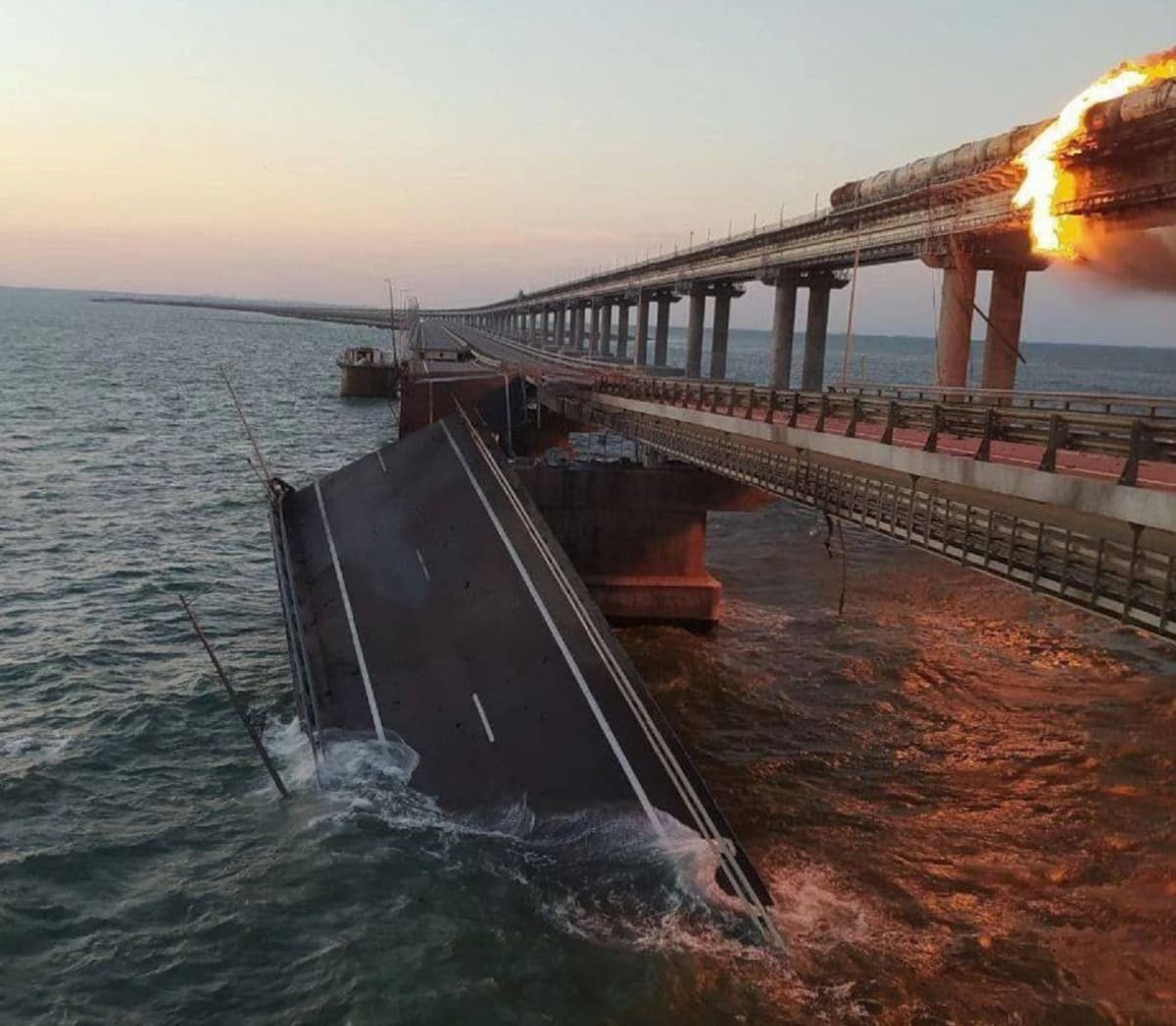 Ukraine: explosion du pont de Crimée, Kiev revendique un « cadeau d’anniversaire » pour Vladimir Poutine