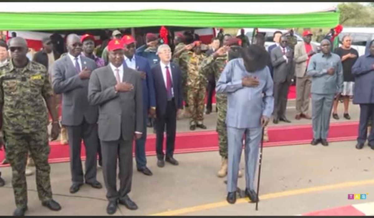 Soudan du Sud: le président urine dans son pantalon en pleine cérémonie (vidéo)