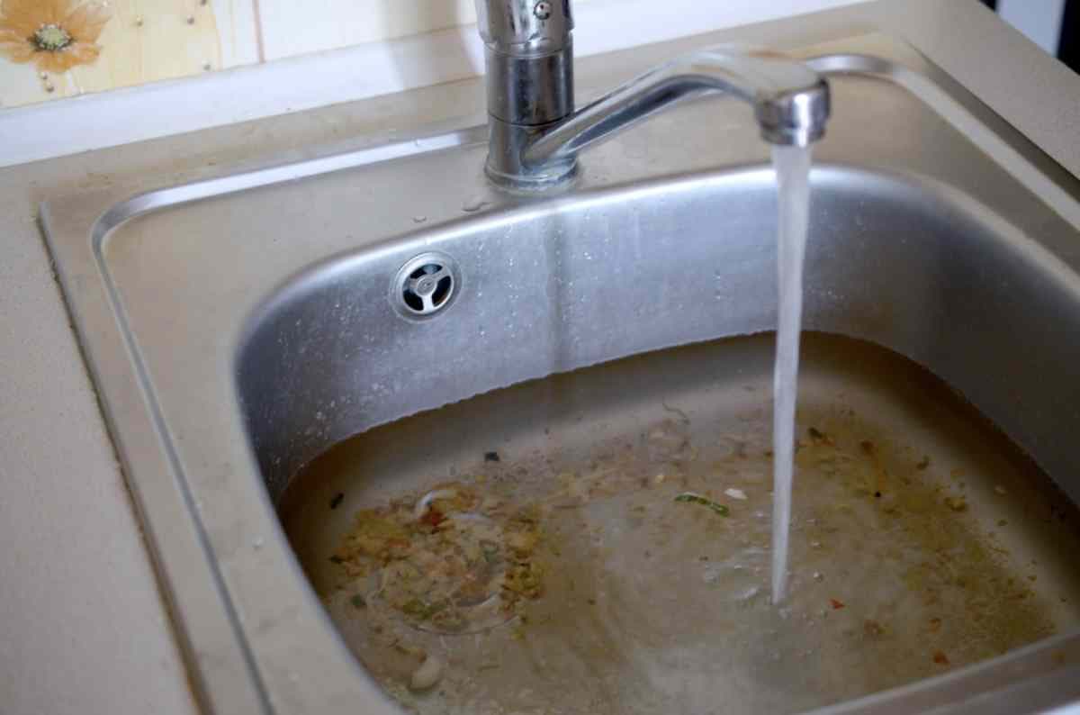 Evier bouché: voici comment le déboucher avec la technique de la bouteille