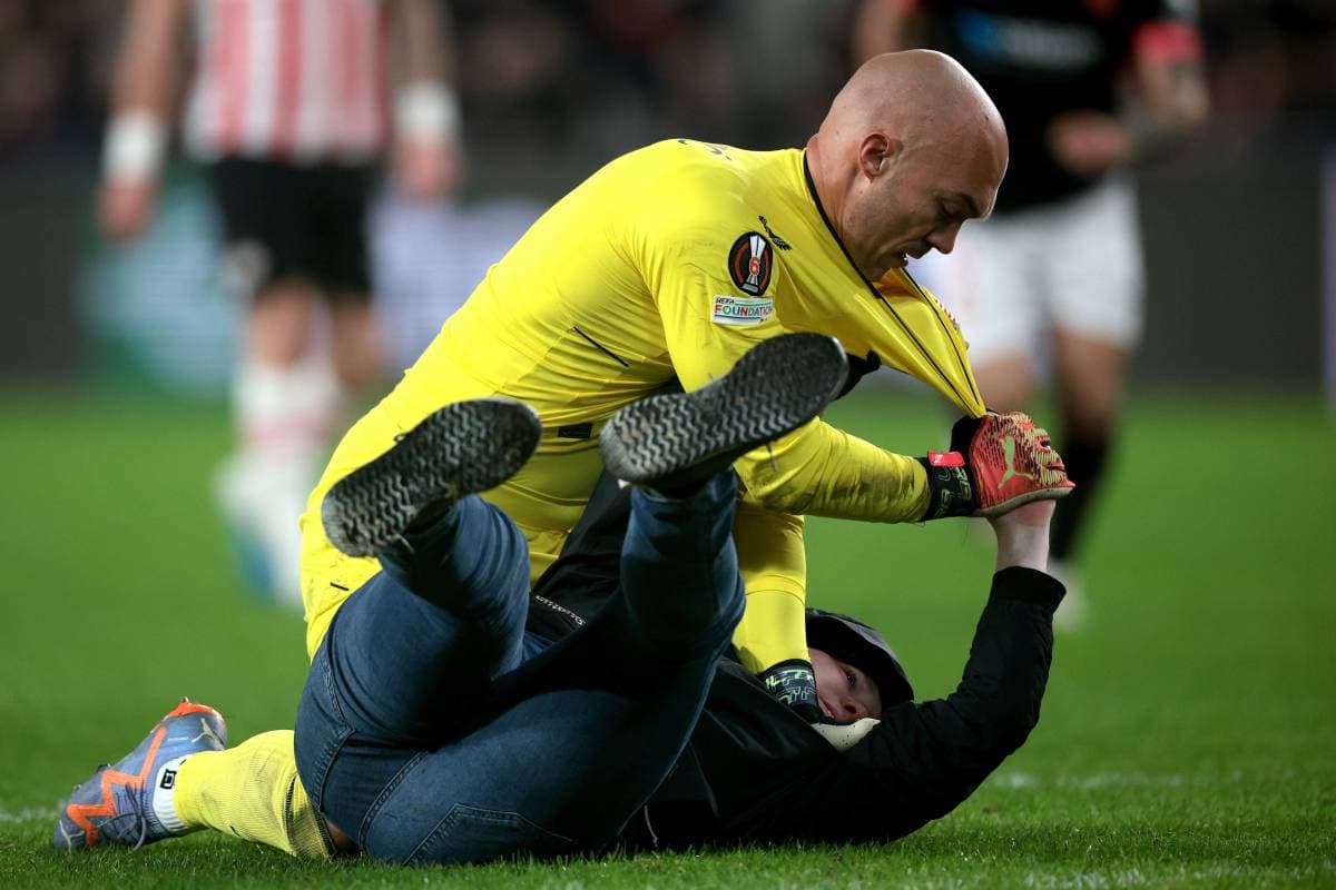 Ligue Europa: attaqué par un supporter en plein match, le gardien de Séville réplique (vidéo)
