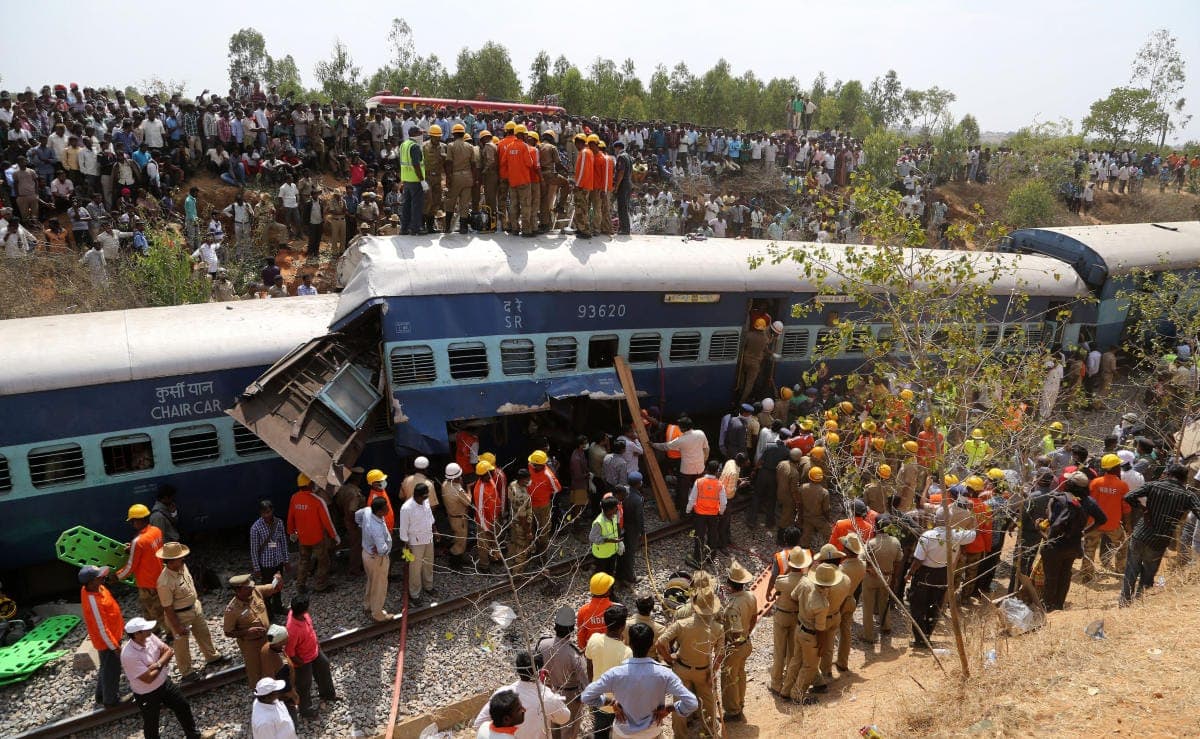 Catastrophes ferroviairesÂ en Inde: le bilan passe à  au moins 300 morts