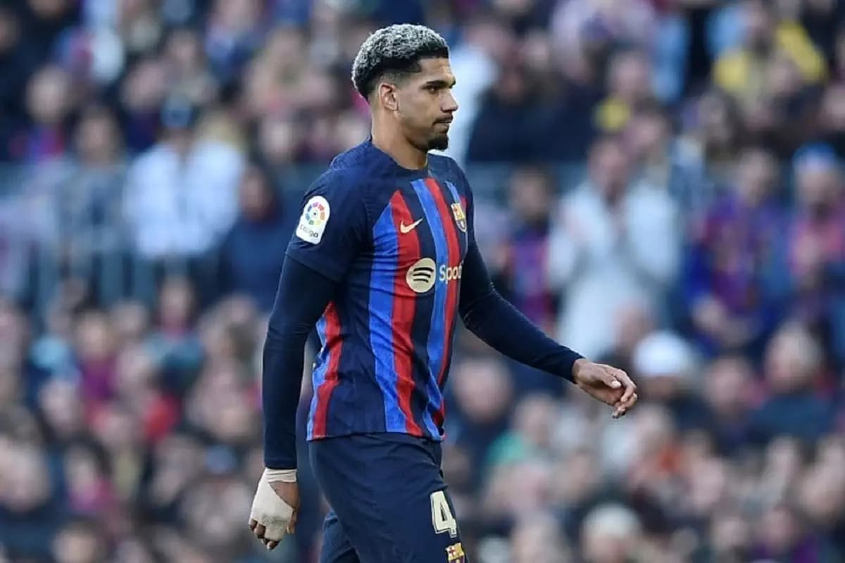 Barça: Ronald Araujo dans le viseur de Manchester United