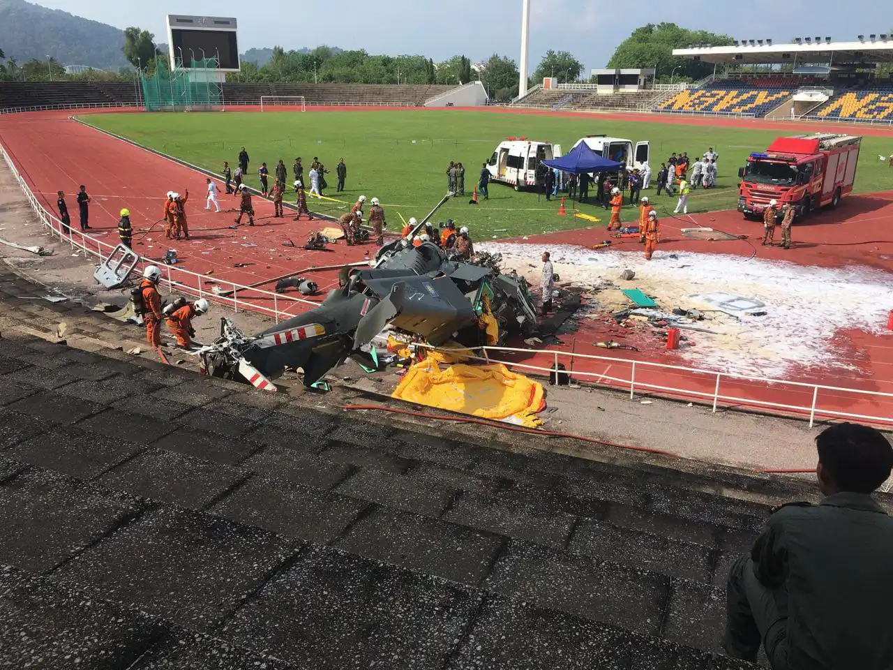 Malaisie: une collision entre 2 hélicoptères militaires fait au moins 10 morts (vidéo)