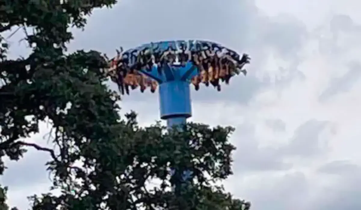 « J’ai cru mourir »: la tête à l’envers, les passagers d’un manège se retrouvent coincés (vidéo)