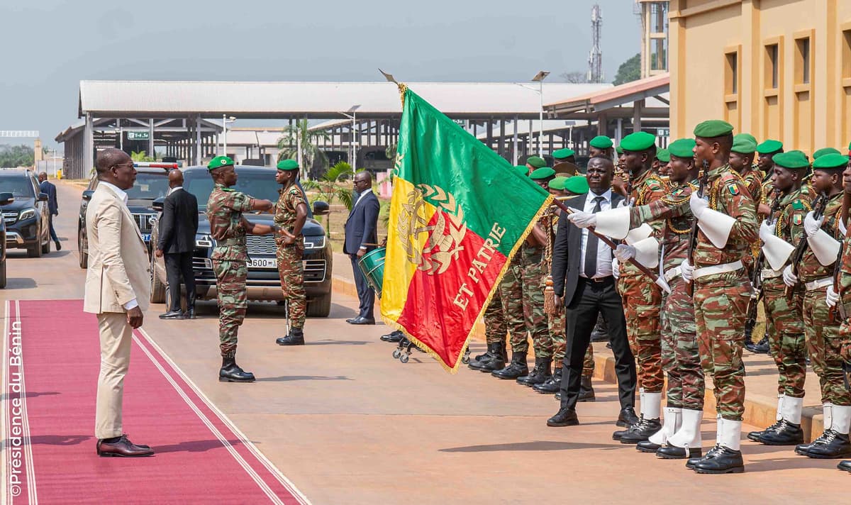 Depuis la caserne militaire de Dessa, Patrice Talon envoie un pic à  ses voisins de l’AES